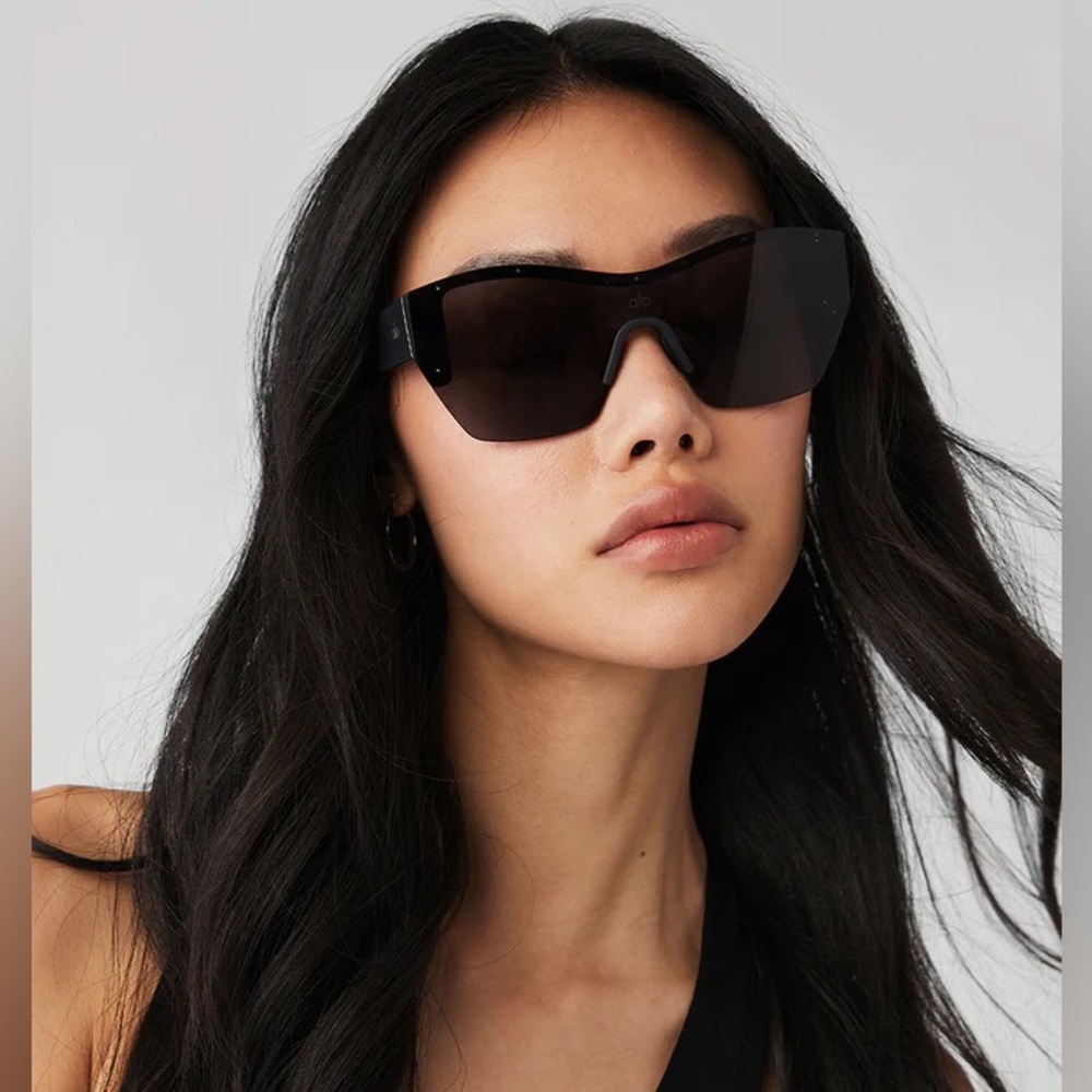 ALO yoga Stunner Sunglasses Black